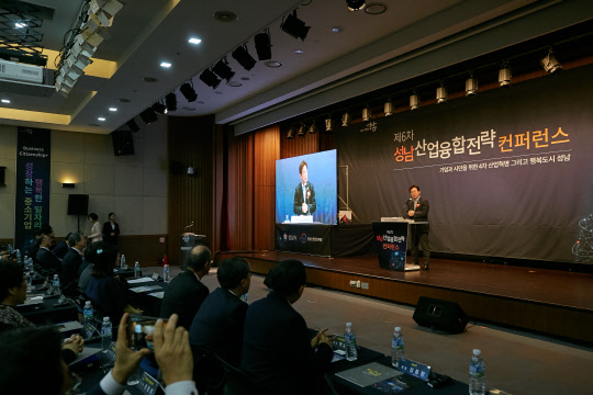 성남산업진흥재단(대표 장병화)이 지난 7일 성남산업진흥재단 대강당에서 300여 명의 기업과 시민, 전문가가 참석한 가운데 '기업과 시민을 위한 4차 산업혁명 그리고 행복도시 성남'이라는 주제로 제6차 성남산업융합전략 콘퍼런스를 개최했다. 이재명 성남시장이 기조연설을 하고 있다. 성남산업진흥재단 제공